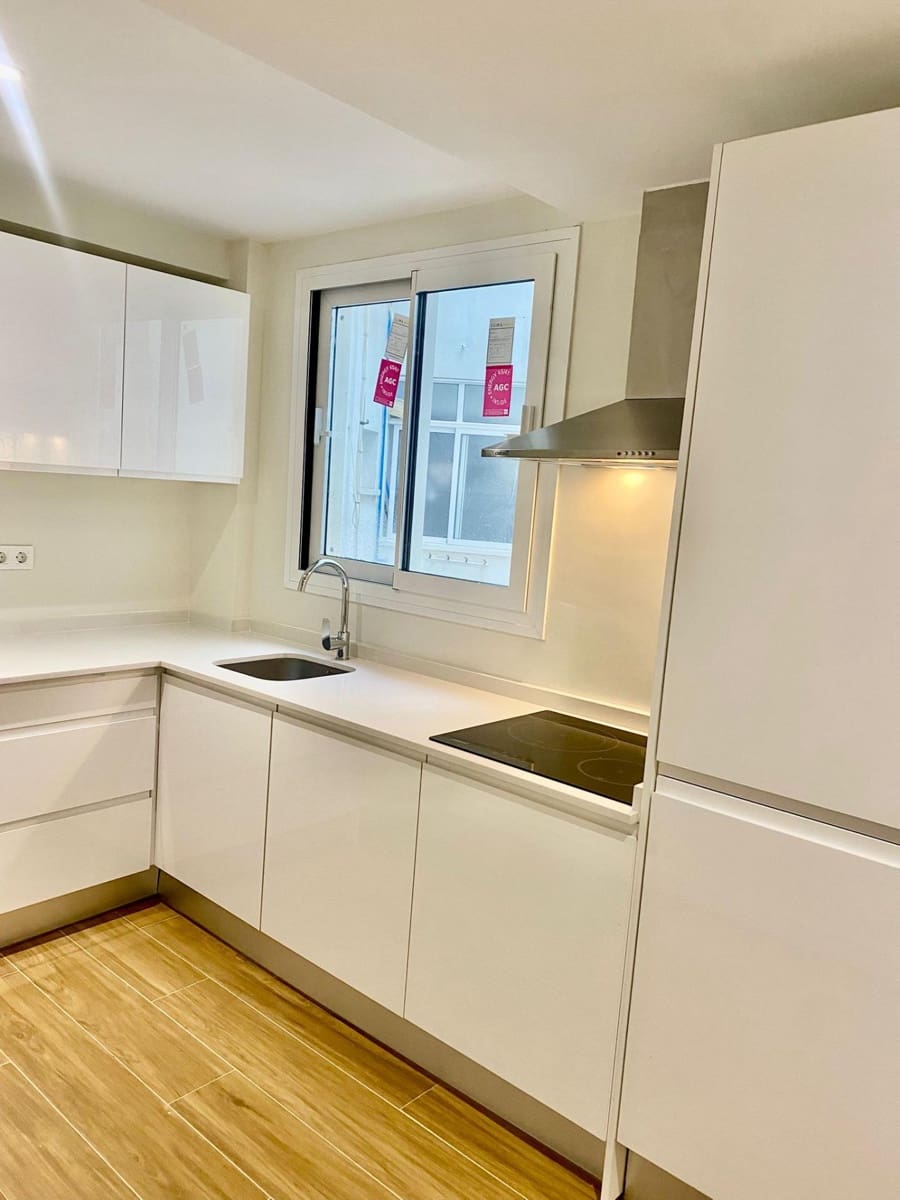 3 quarto Apartamento para arrendar em Sevilha cidade com piscina - 1 650 € (Ref: 9468523)