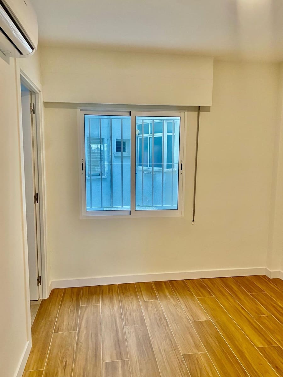3 quarto Apartamento para arrendar em Sevilha cidade com piscina - 1 650 € (Ref: 9468523)