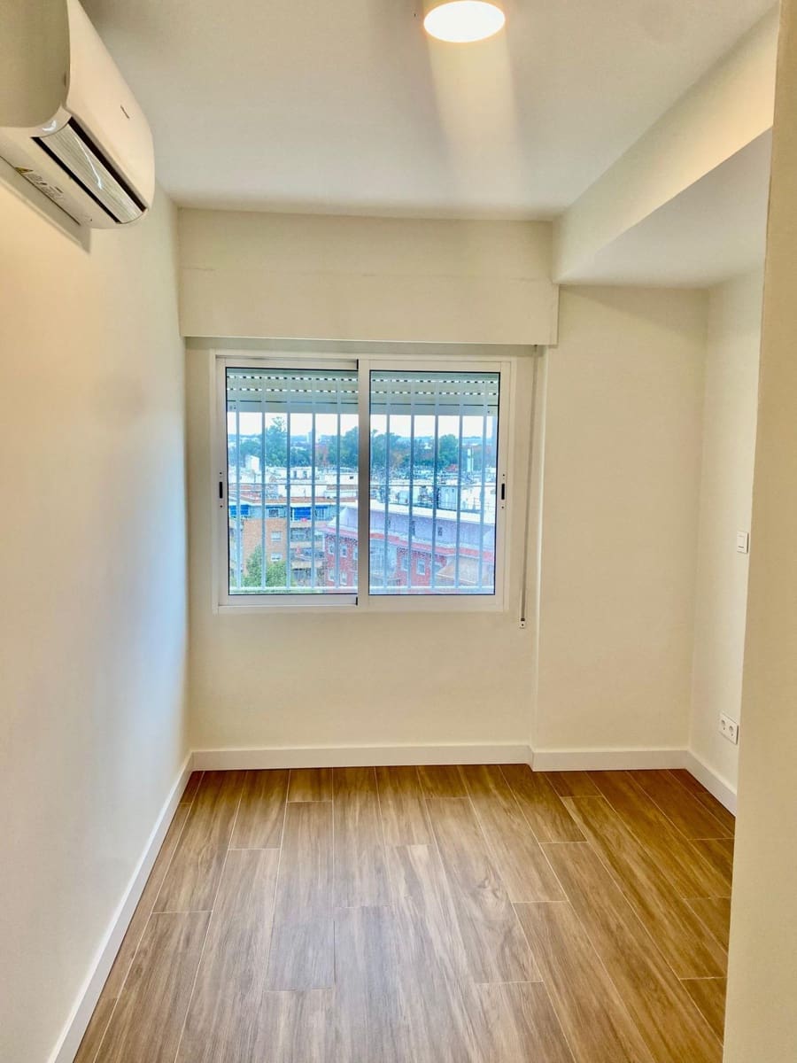 3 quarto Apartamento para arrendar em Sevilha cidade com piscina - 1 650 € (Ref: 9468523)