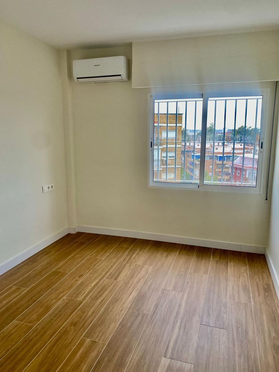 3 quarto Apartamento para arrendar em Sevilha cidade com piscina - 1 650 € (Ref: 9468523)