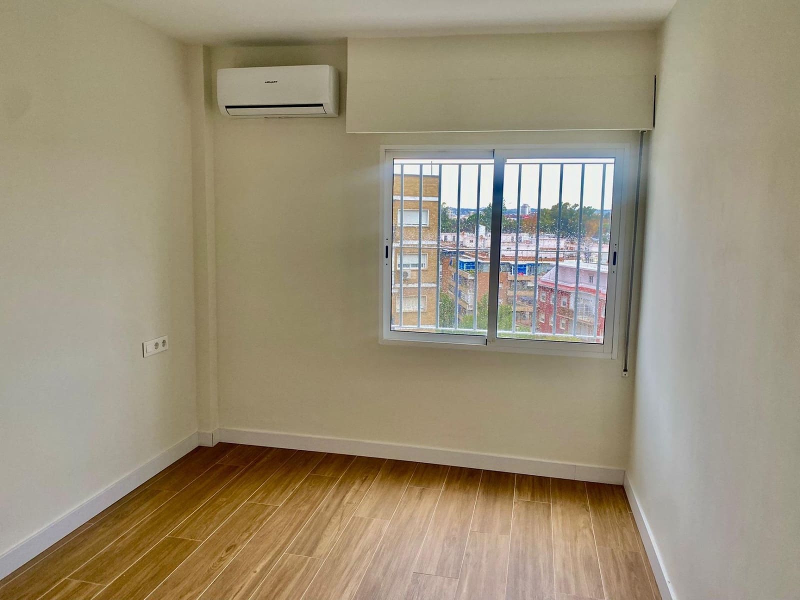 3 quarto Apartamento para arrendar em Sevilha cidade com piscina - 1 650 € (Ref: 9468523)