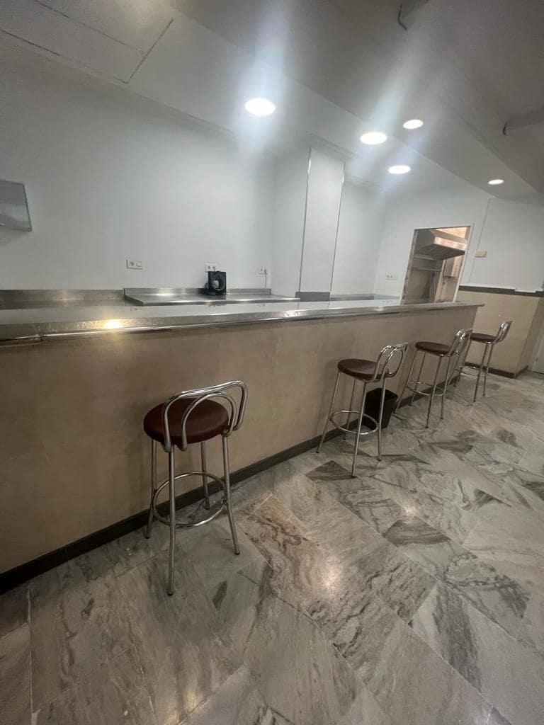 Erhverv til leje i Sevilla by - € 1.500 (Ref: 9481253)