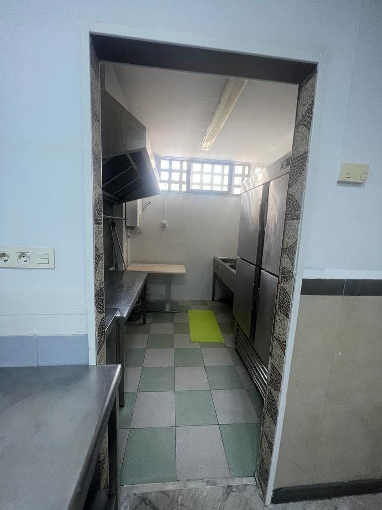 Commercial for rent in Seville city - € 1,500 (Ref: 9481253)