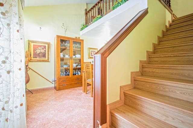 4 bedroom Terraced Villa for sale in Seville city with pool - € 378,167 (Ref: 9482093)