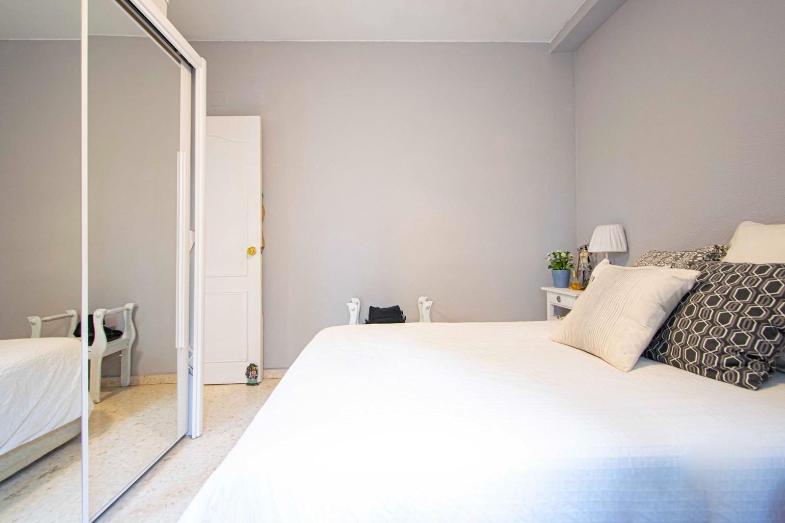 4 bedroom Apartment for sale in Seville city with garage - € 225,000 (Ref: 9482095)