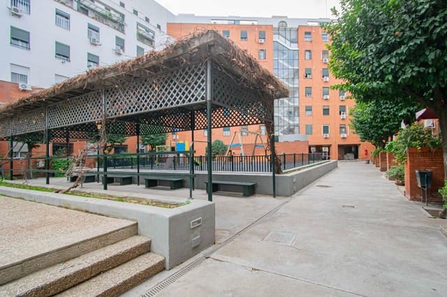 4 slaapkamer Appartement te koop in Sevilla stad met garage - € 225.000 (Ref: 9482095)