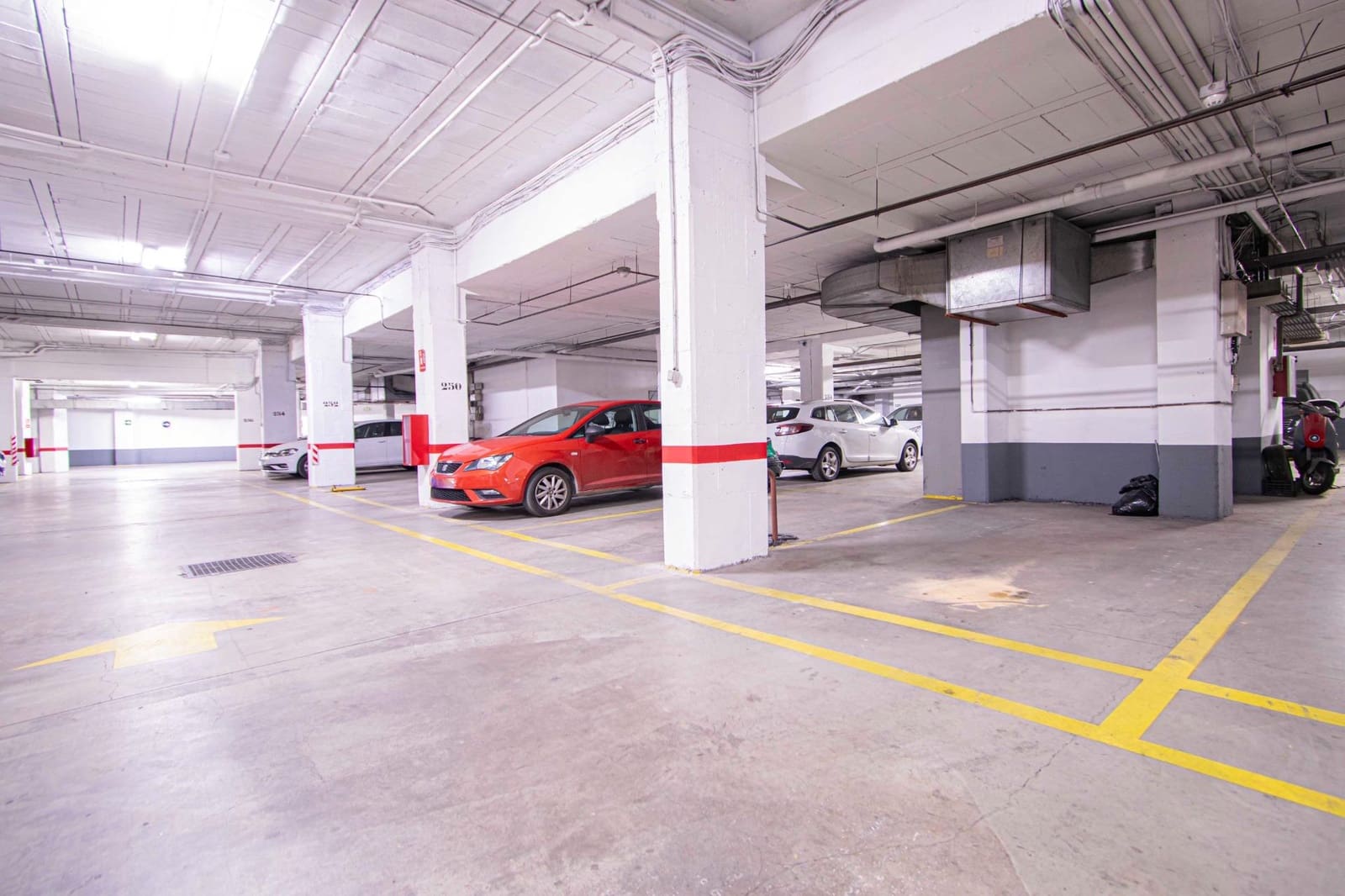 4 bedroom Apartment for sale in Seville city with garage - € 225,000 (Ref: 9482095)