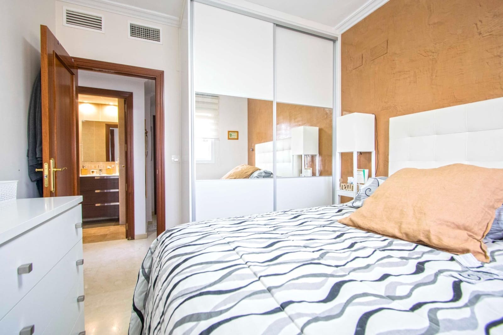 2 soveværelse Lejlighed til salg i Sevilla by med garage - € 210.000 (Ref: 9491487)