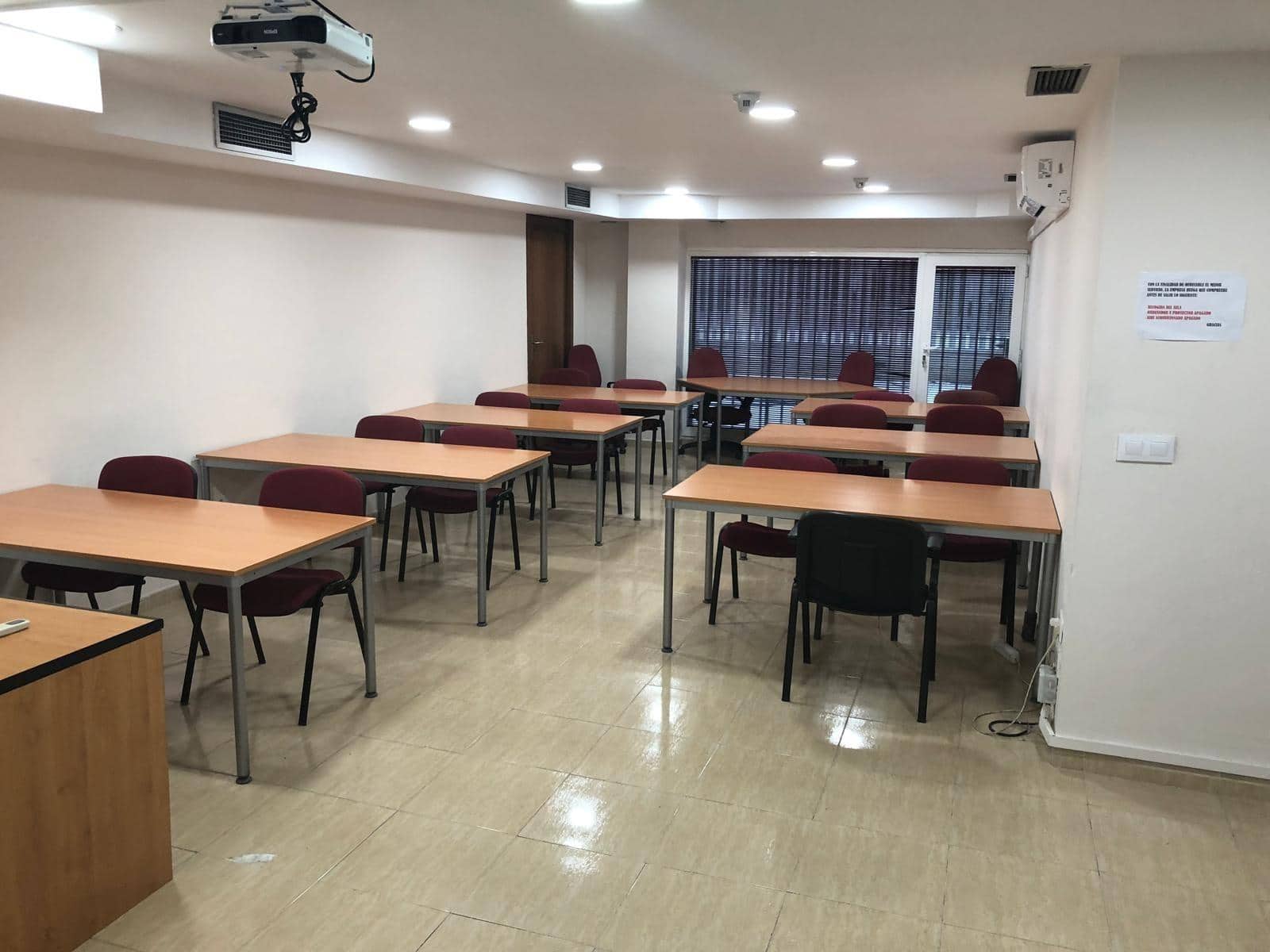 Kommersiell til salgs i Sevilla by - € 140 000 (Ref: 9495336)