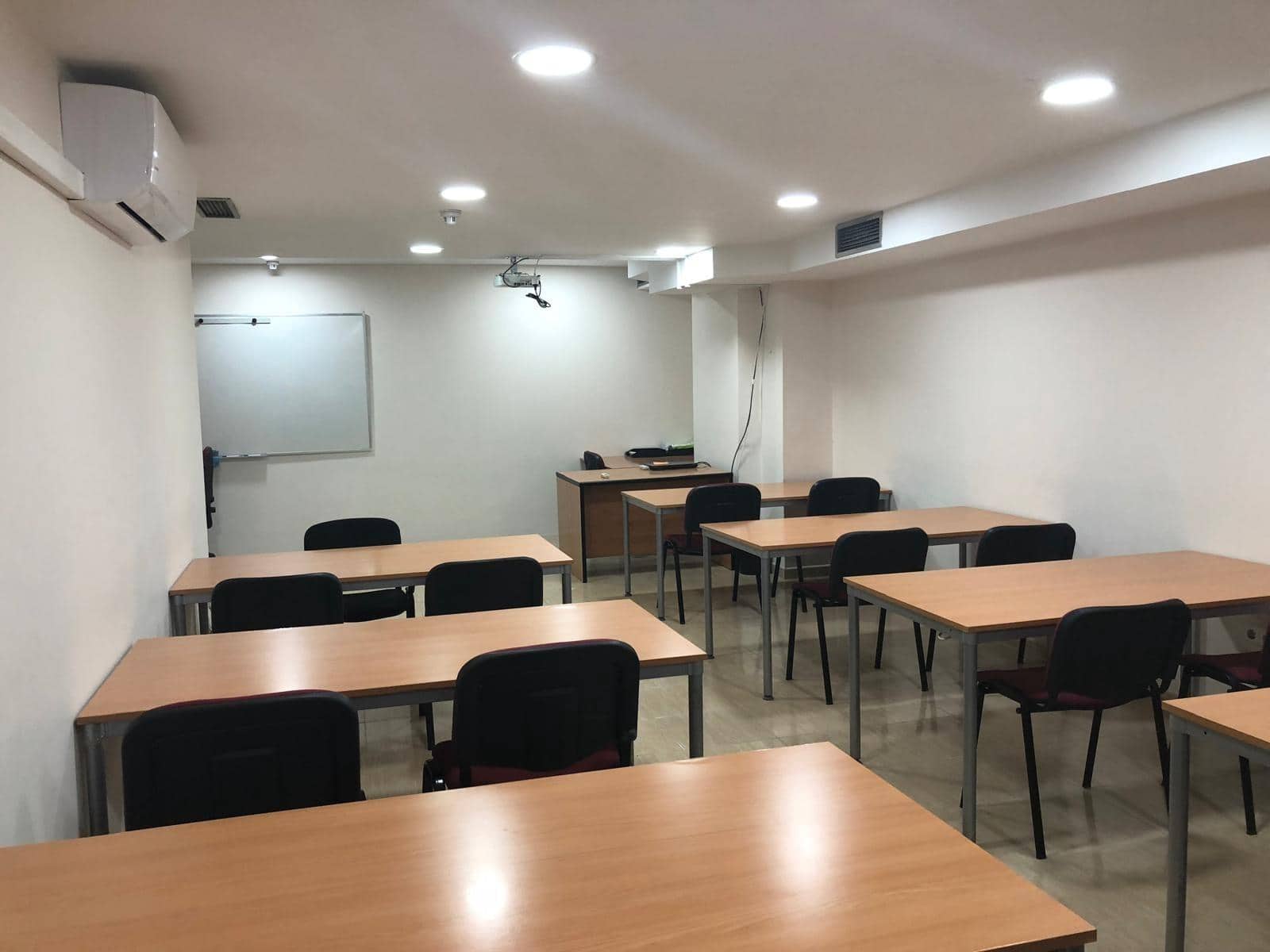 Kommersiell til salgs i Sevilla by - € 140 000 (Ref: 9495336)