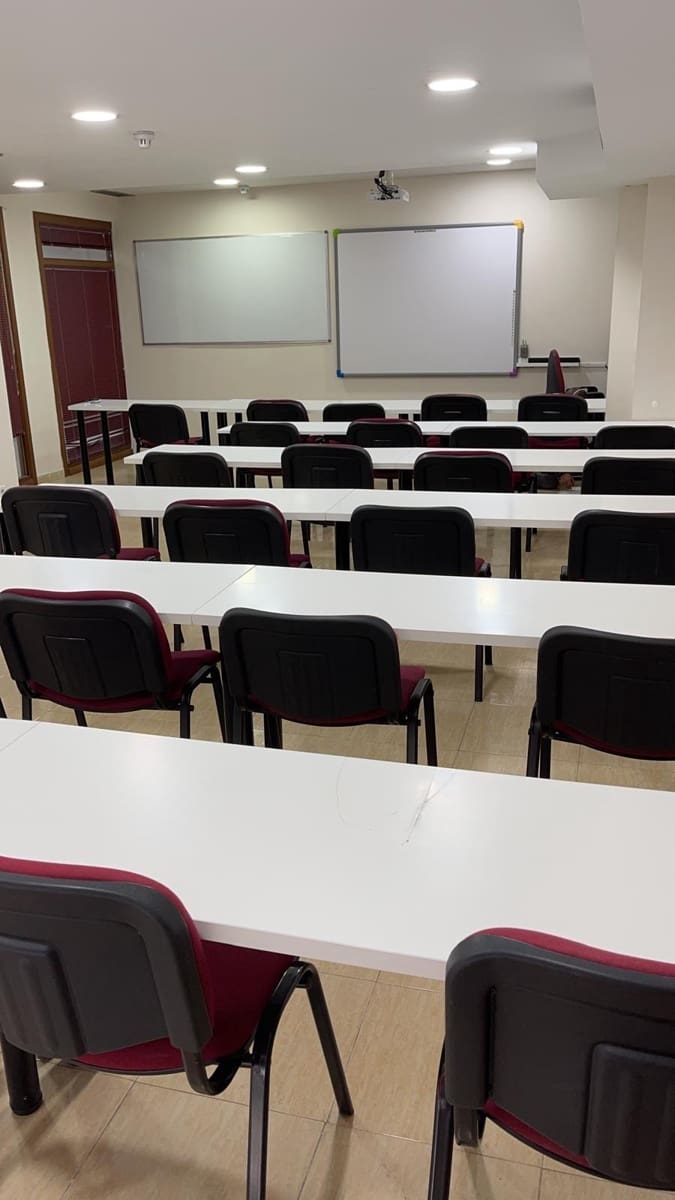 Commercial for sale in Seville city - € 147,000 (Ref: 9495336)