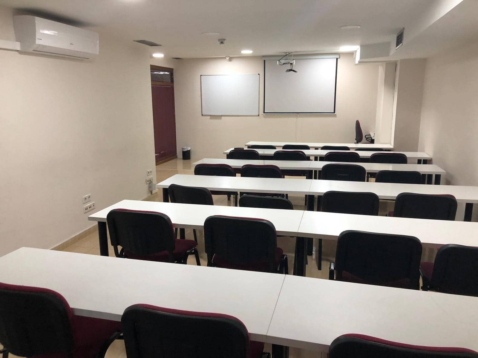 Commercial for sale in Seville city - € 147,000 (Ref: 9495336)