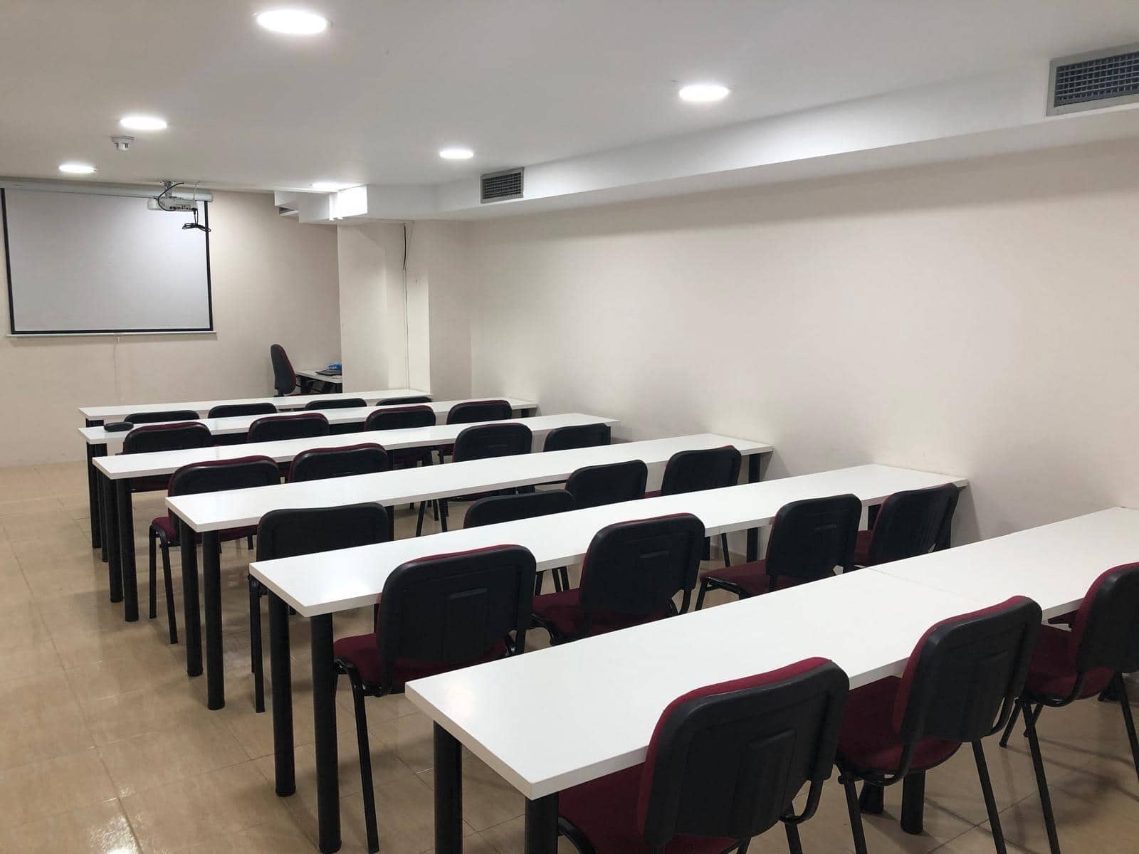 Commercial for sale in Seville city - € 147,000 (Ref: 9495336)