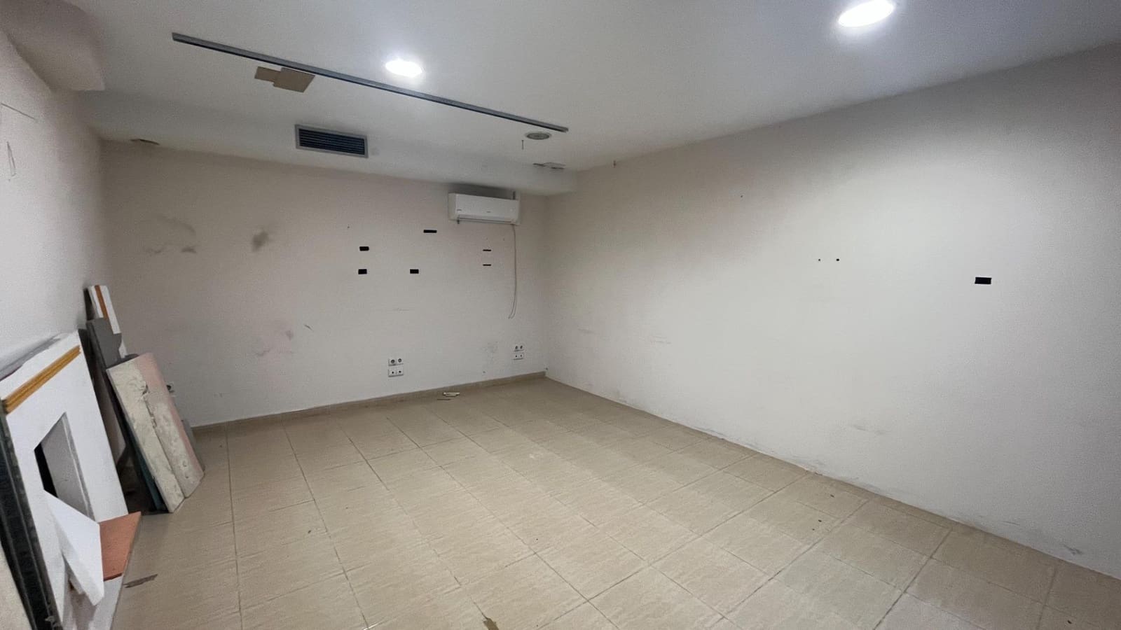 Commercial for sale in Seville city - € 125,000 (Ref: 9495338)