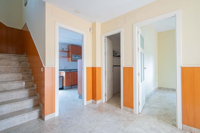 4 sovrum Radhus till salu i Sevilla stad med garage - 466 700 € (Ref: 9502443)