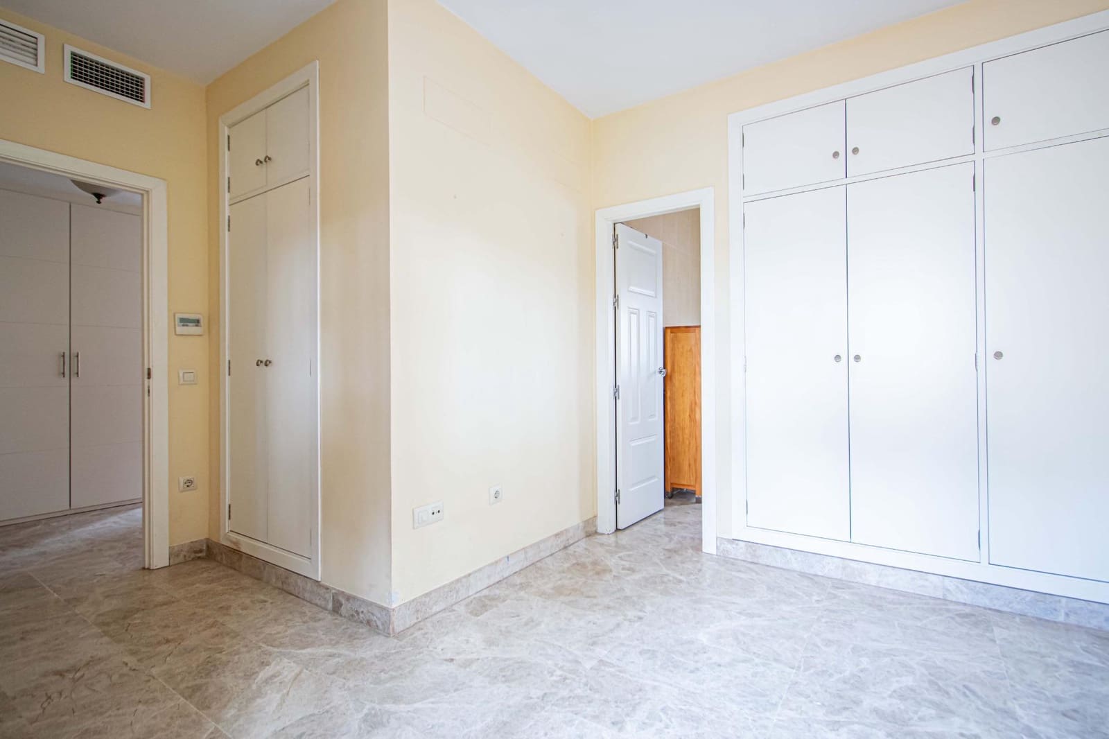 4 bedroom Terraced Villa for sale in Seville city with garage - € 466,700 (Ref: 9502443)