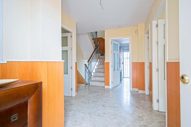 4 sovrum Radhus till salu i Sevilla stad med garage - 466 700 € (Ref: 9502443)