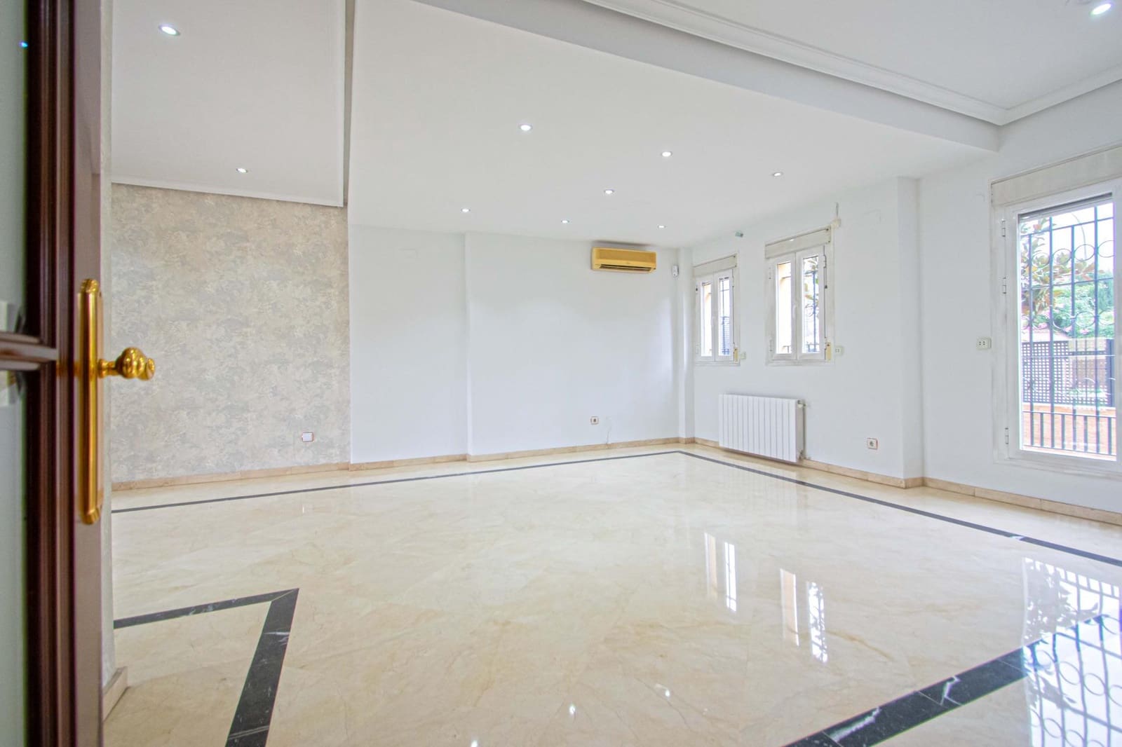 3 bedroom Villa for sale in Seville city with pool garage - € 899,000 (Ref: 9502444)