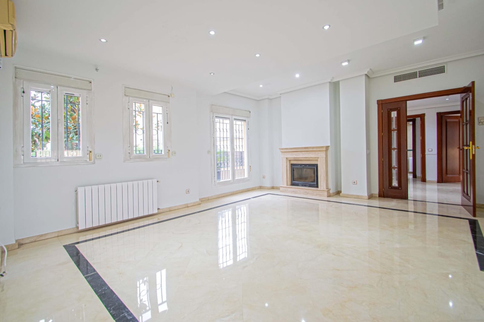 3 bedroom Villa for sale in Seville city with pool garage - € 899,000 (Ref: 9502444)