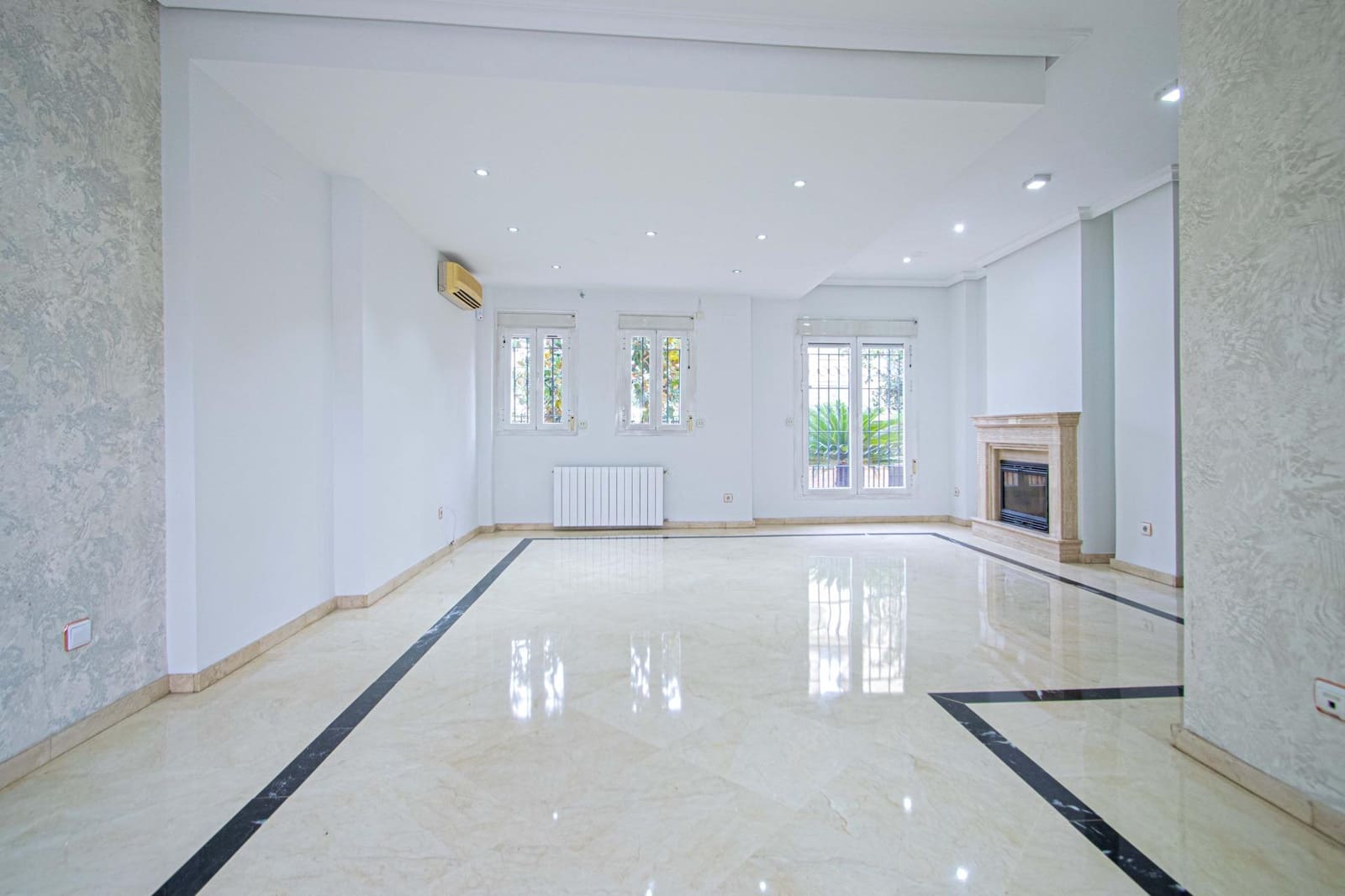 3 bedroom Villa for sale in Seville city with pool garage - € 899,000 (Ref: 9502444)