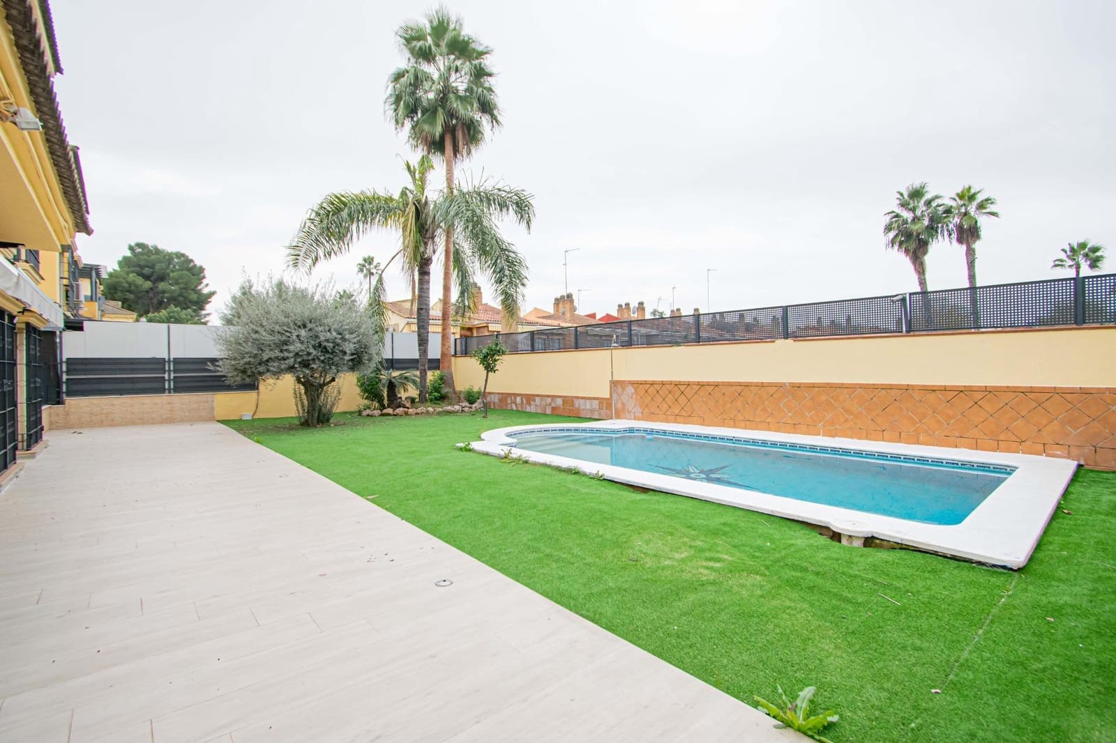 3 bedroom Villa for sale in Seville city with pool garage - € 899,000 (Ref: 9502444)