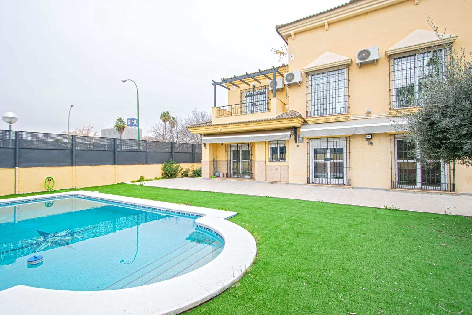 3 bedroom Villa for sale in Seville city with pool garage - € 899,000 (Ref: 9502444)