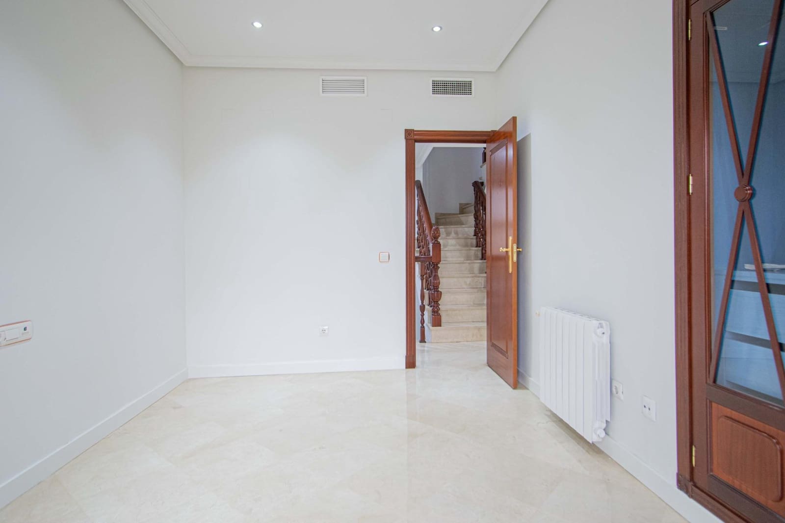 3 bedroom Villa for sale in Seville city with pool garage - € 899,000 (Ref: 9502444)