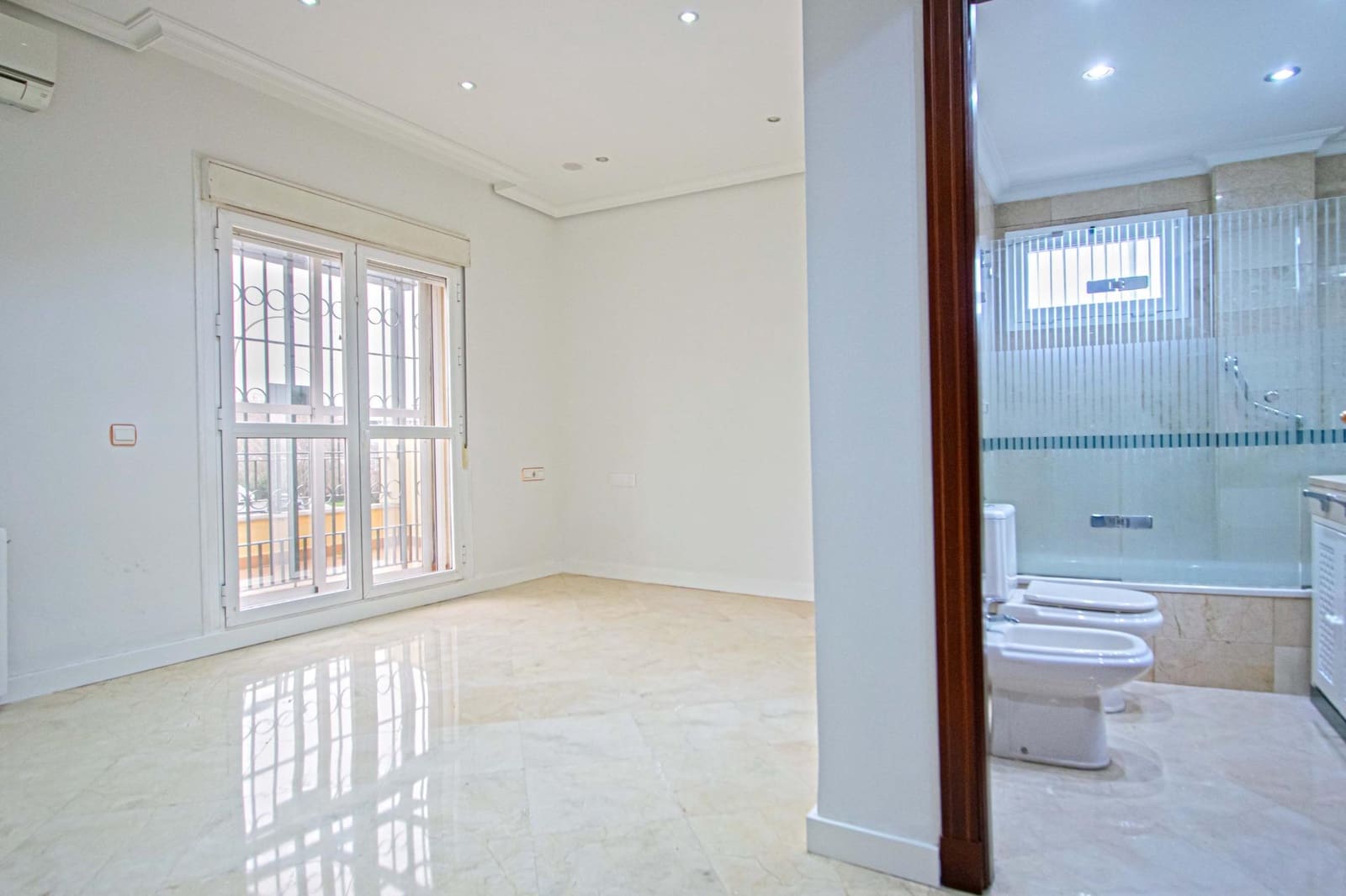 3 bedroom Villa for sale in Seville city with pool garage - € 899,000 (Ref: 9502444)