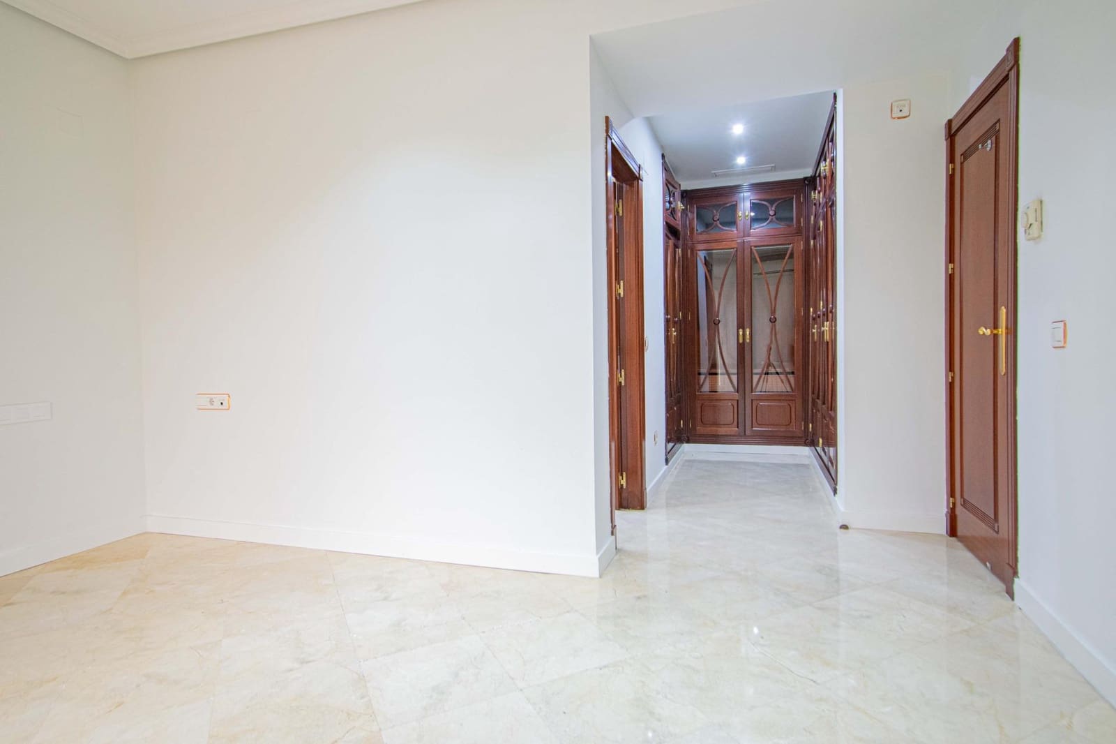 3 bedroom Villa for sale in Seville city with pool garage - € 899,000 (Ref: 9502444)