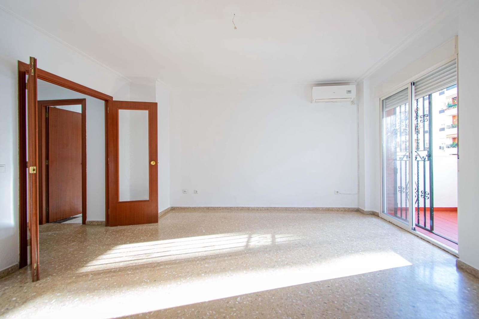 4 bedroom Flat for sale in Seville city with pool - € 269,000 (Ref: 9504353)