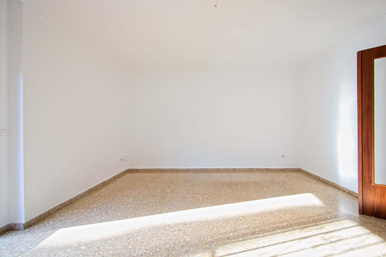 4 bedroom Flat for sale in Seville city with pool - € 269,000 (Ref: 9504353)