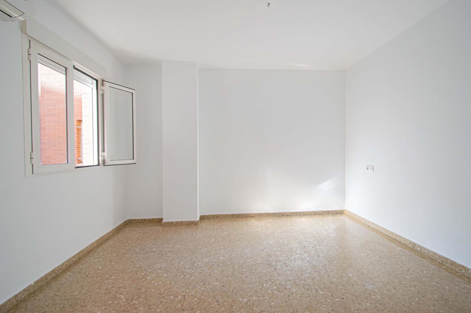 4 bedroom Flat for sale in Seville city with pool - € 269,000 (Ref: 9504353)