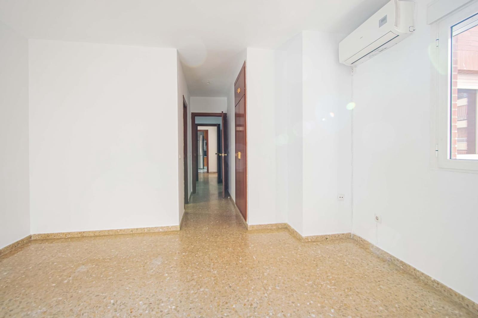 4 bedroom Flat for sale in Seville city with pool - € 269,000 (Ref: 9504353)