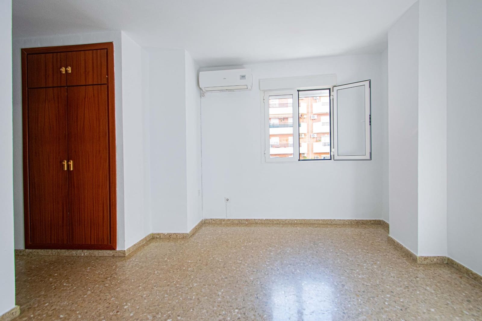 4 bedroom Flat for sale in Seville city with pool - € 269,000 (Ref: 9504353)
