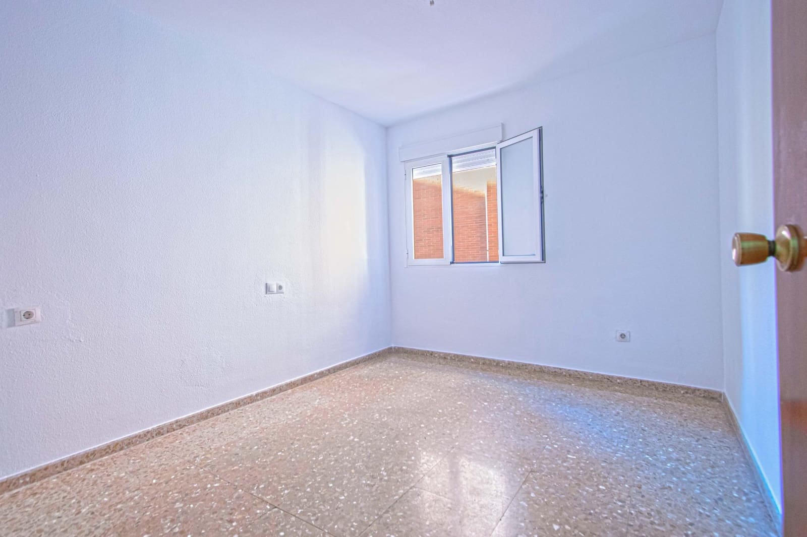 4 bedroom Flat for sale in Seville city with pool - € 269,000 (Ref: 9504353)