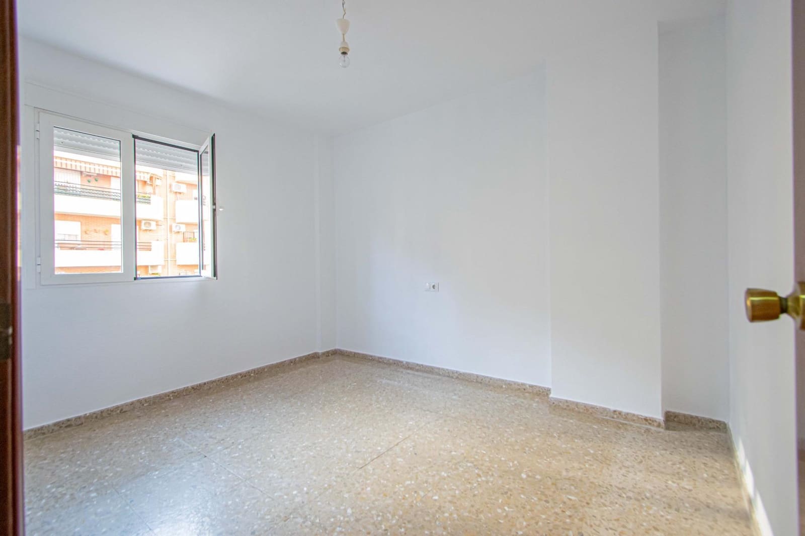 4 bedroom Flat for sale in Seville city with pool - € 269,000 (Ref: 9504353)