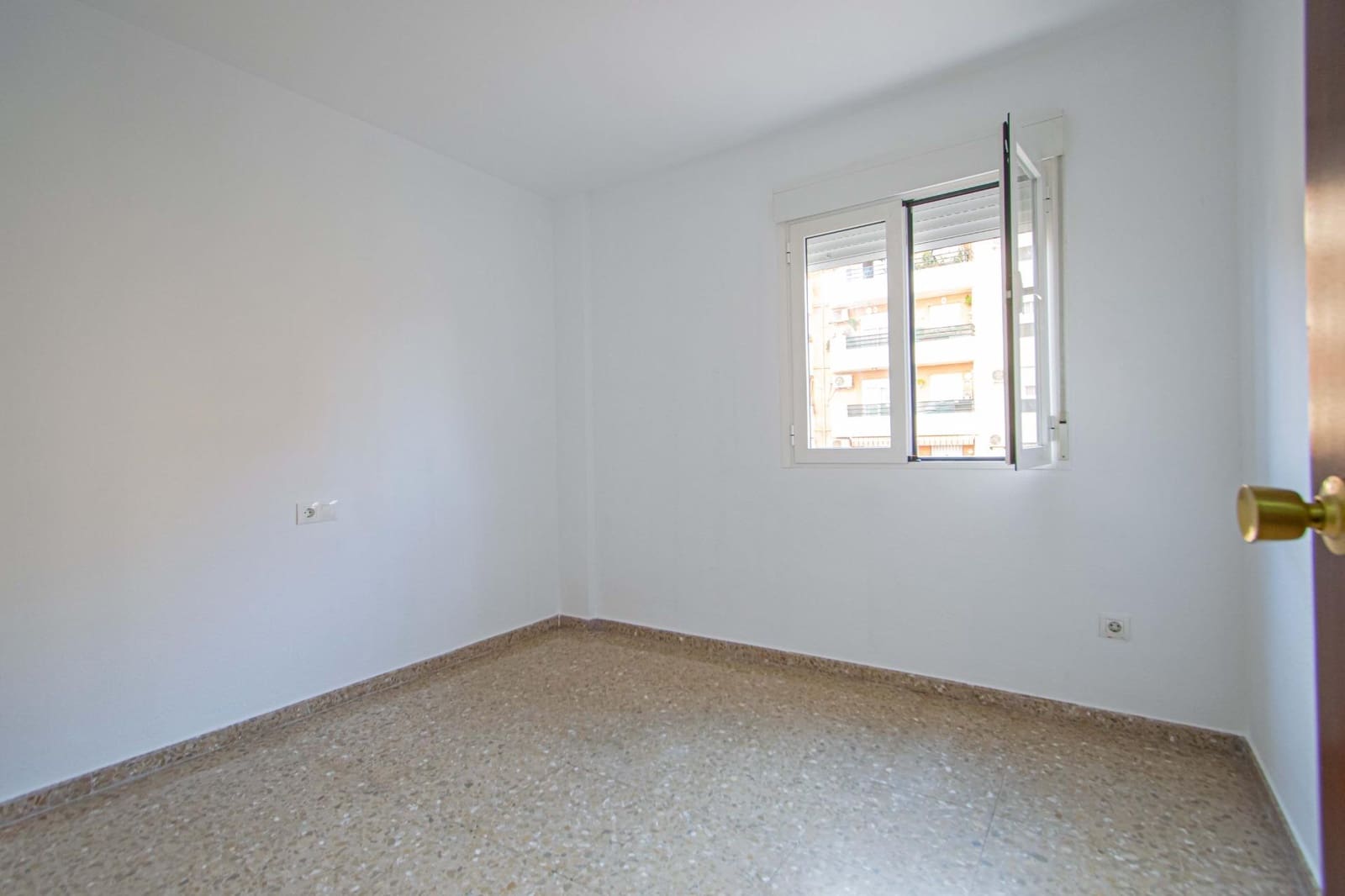 4 bedroom Flat for sale in Seville city with pool - € 269,000 (Ref: 9504353)