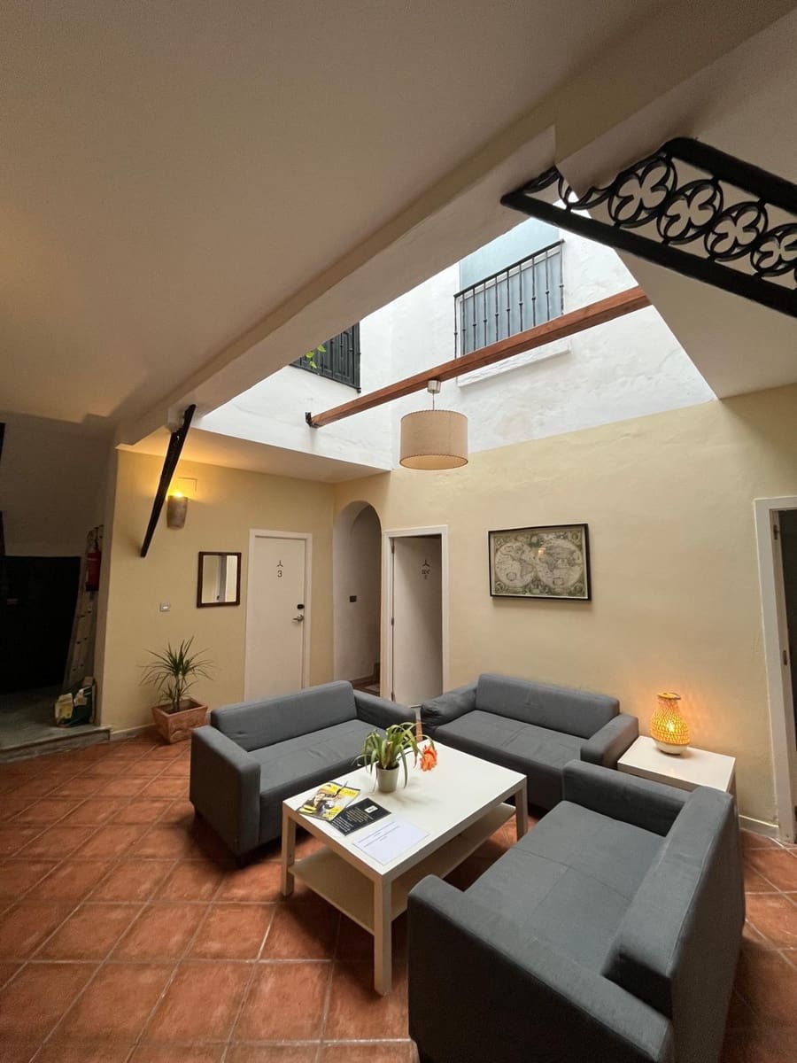 Local Commercial de 12 chambres à louer à Seville ville - 3 300 € (Ref: 9504354)