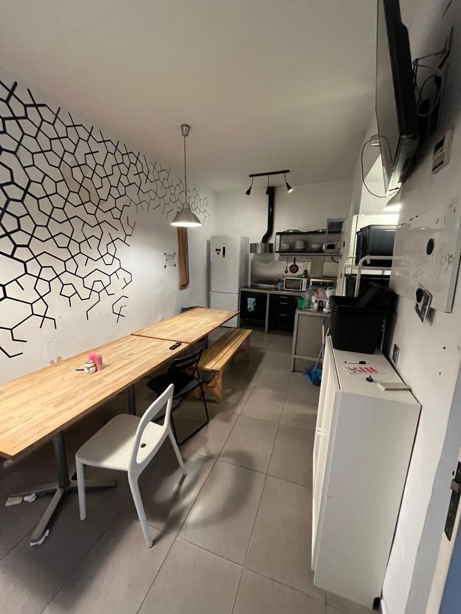 Local Commercial de 12 chambres à louer à Seville ville - 3 300 € (Ref: 9504354)