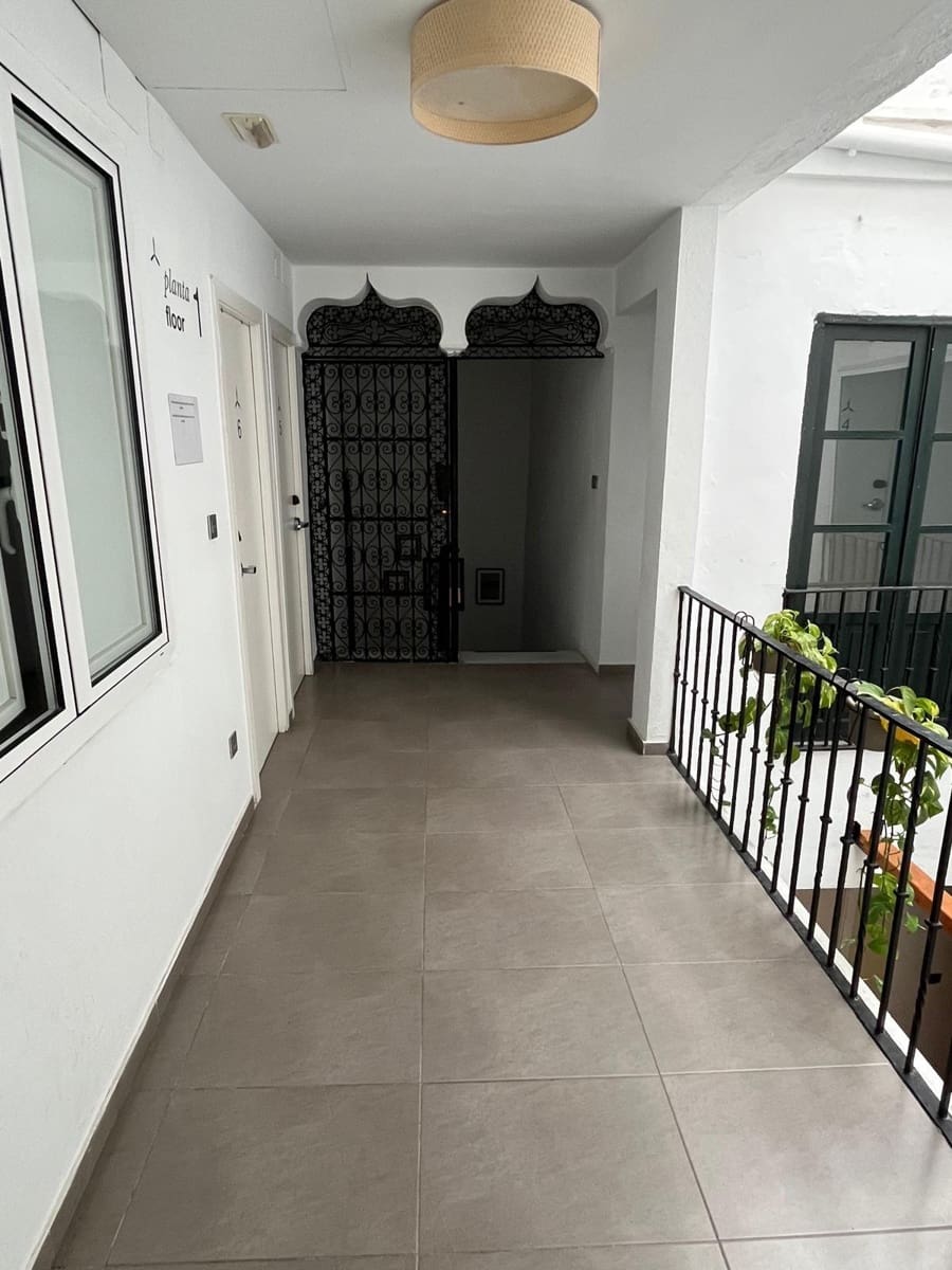 Local Commercial de 12 chambres à louer à Seville ville - 3 300 € (Ref: 9504354)