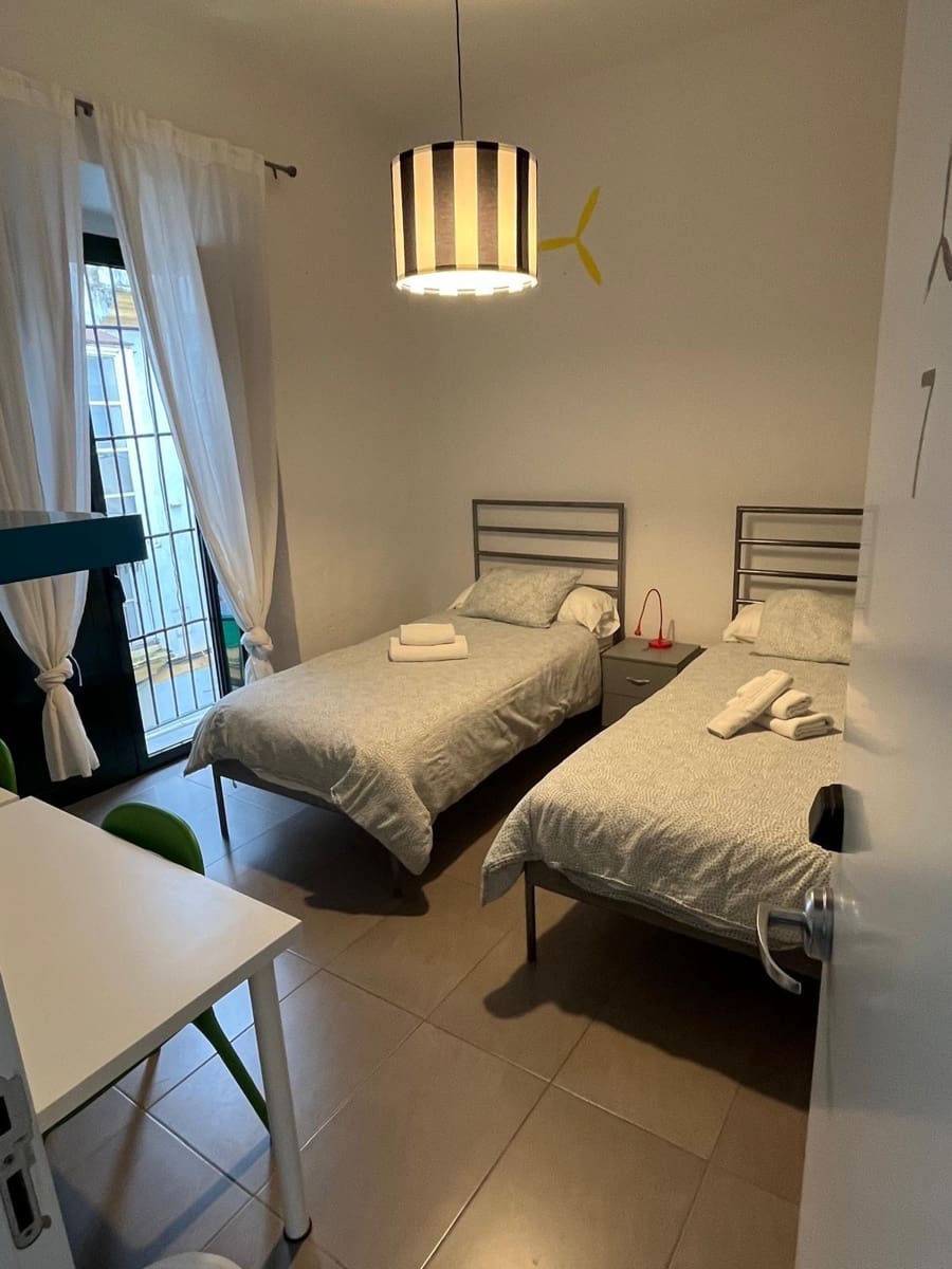 Local Commercial de 12 chambres à louer à Seville ville - 3 300 € (Ref: 9504354)