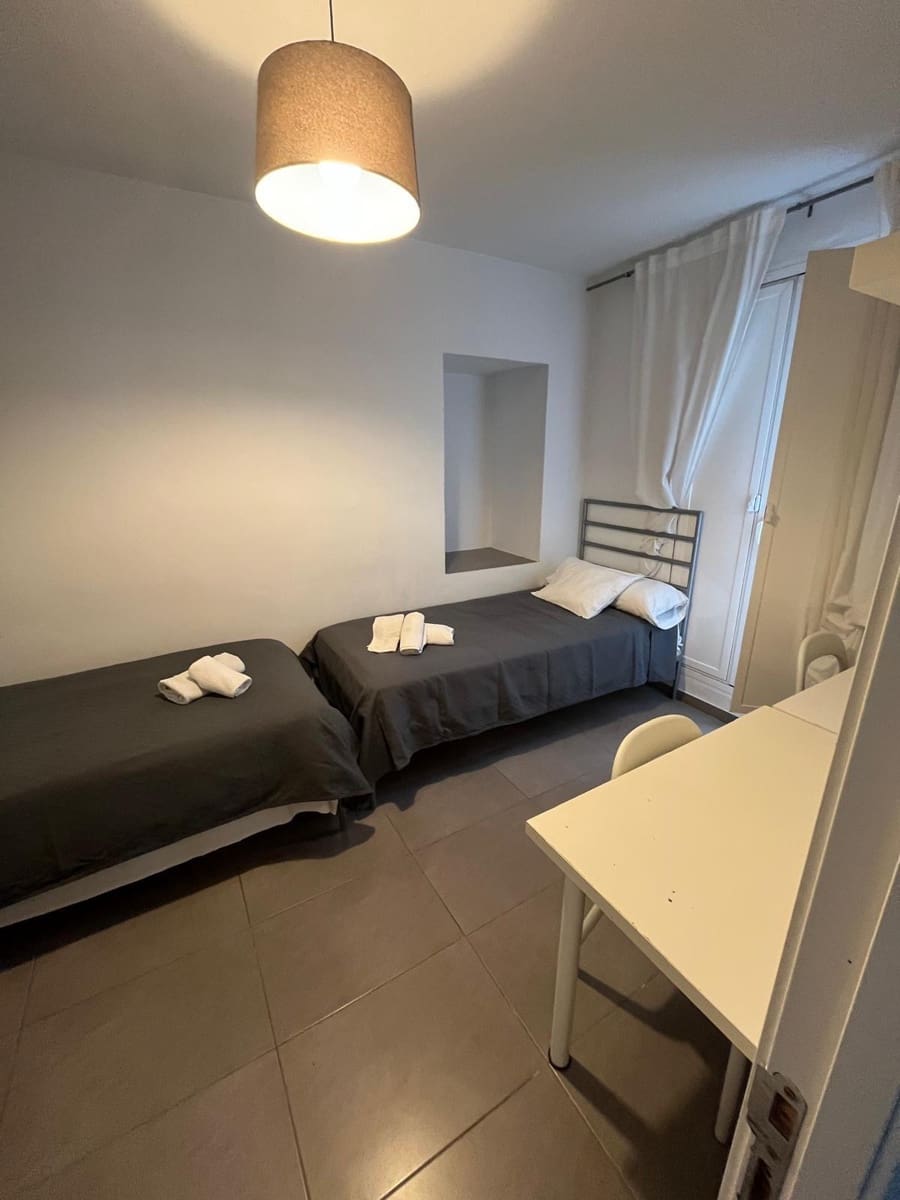 Local Commercial de 12 chambres à louer à Seville ville - 3 300 € (Ref: 9504354)