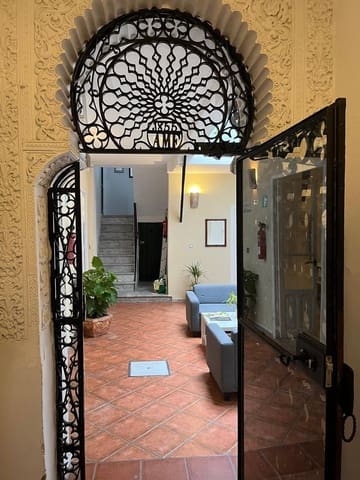 Local Commercial de 12 chambres à louer à Séville ville - 3 300 € (Ref: 9504354)