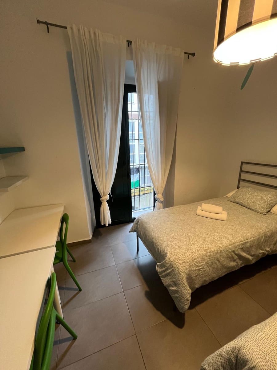 12 bedroom Commercial for rent in Seville city - € 3,300 (Ref: 9504354)