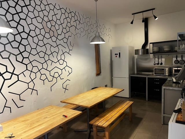 12 bedroom Commercial for rent in Seville city - € 3,300 (Ref: 9504354)