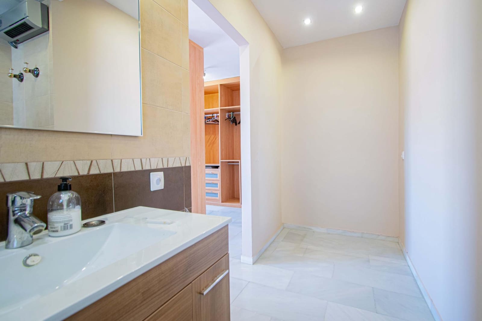 3 soveværelse Lejlighed til salg i Sevilla by med swimmingpool - € 310.000 (Ref: 9524381)