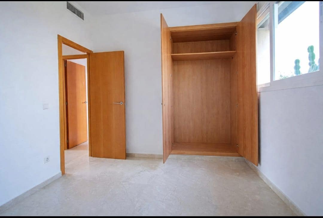 4 bedroom Semi-detached Villa for sale in Espartinas - € 279,000 (Ref: 9524385)