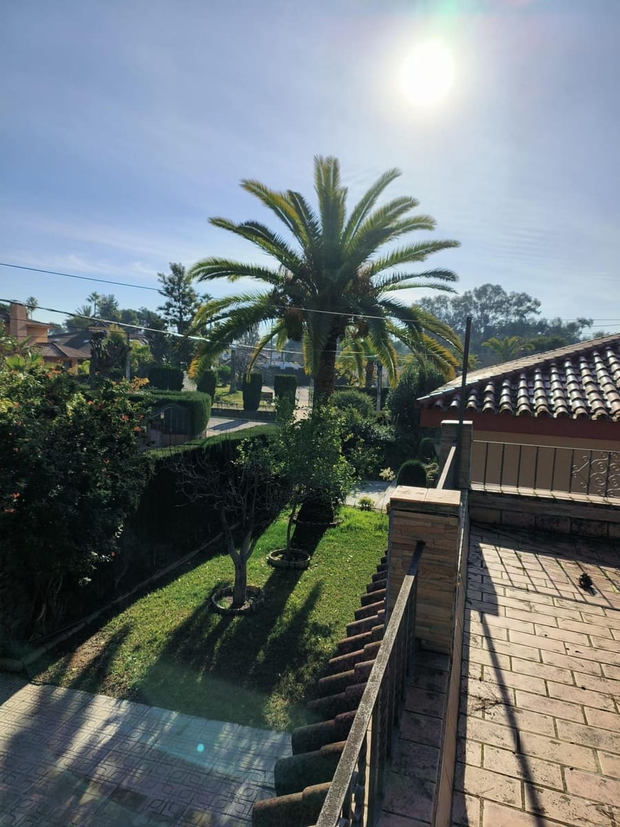 Chalet de 4 habitaciones en Carmona en venta con piscina garaje - 450.000 € (Ref: 9533819)