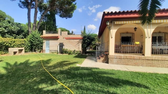 Chalet de 4 habitaciones en Carmona en venta con piscina garaje - 450.000 € (Ref: 9533819)