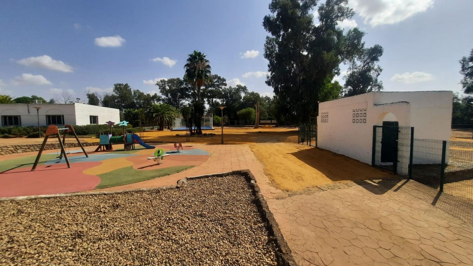 Chalet de 4 habitaciones en Carmona en venta con piscina garaje - 450.000 € (Ref: 9533819)